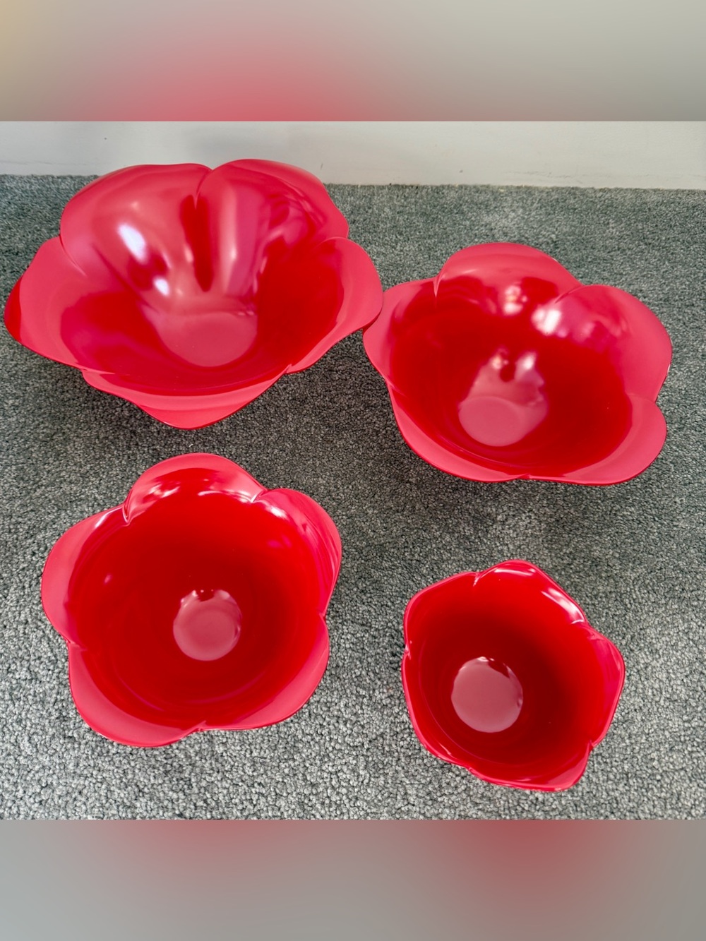 New in box zak! designs 4 Piece Red Flower nesting Bowls Set plastic